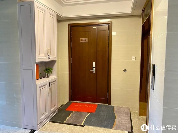 走廊放鞋柜常见，但还是第一次见这么和睦相处，你觉得这样好吗？休闲区蓝鸢梦想 - Www.slyday.coM