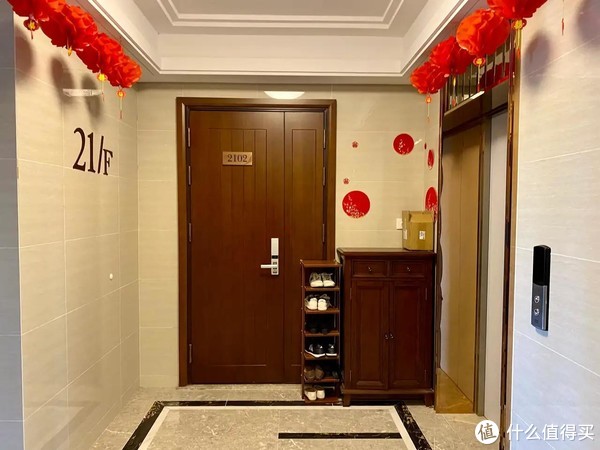 走廊放鞋柜常见，但还是第一次见这么和睦相处，你觉得这样好吗？休闲区蓝鸢梦想 - Www.slyday.coM