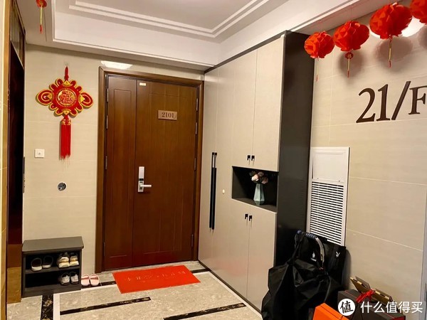 走廊放鞋柜常见，但还是第一次见这么和睦相处，你觉得这样好吗？休闲区蓝鸢梦想 - Www.slyday.coM