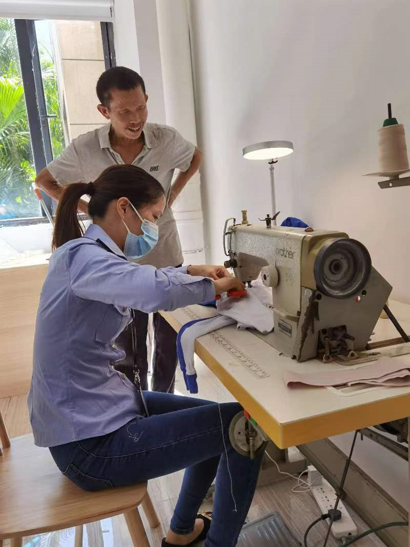 爱心便邻义务缝补葵涌志愿者为学生缝上冬装校服校徽