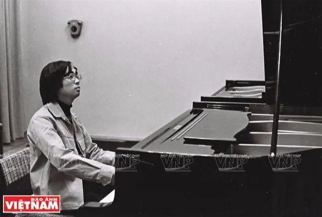 17岁中国少年，用一堆火车票换来了“钢琴界奥运会”入场券休闲区蓝鸢梦想 - Www.slyday.coM