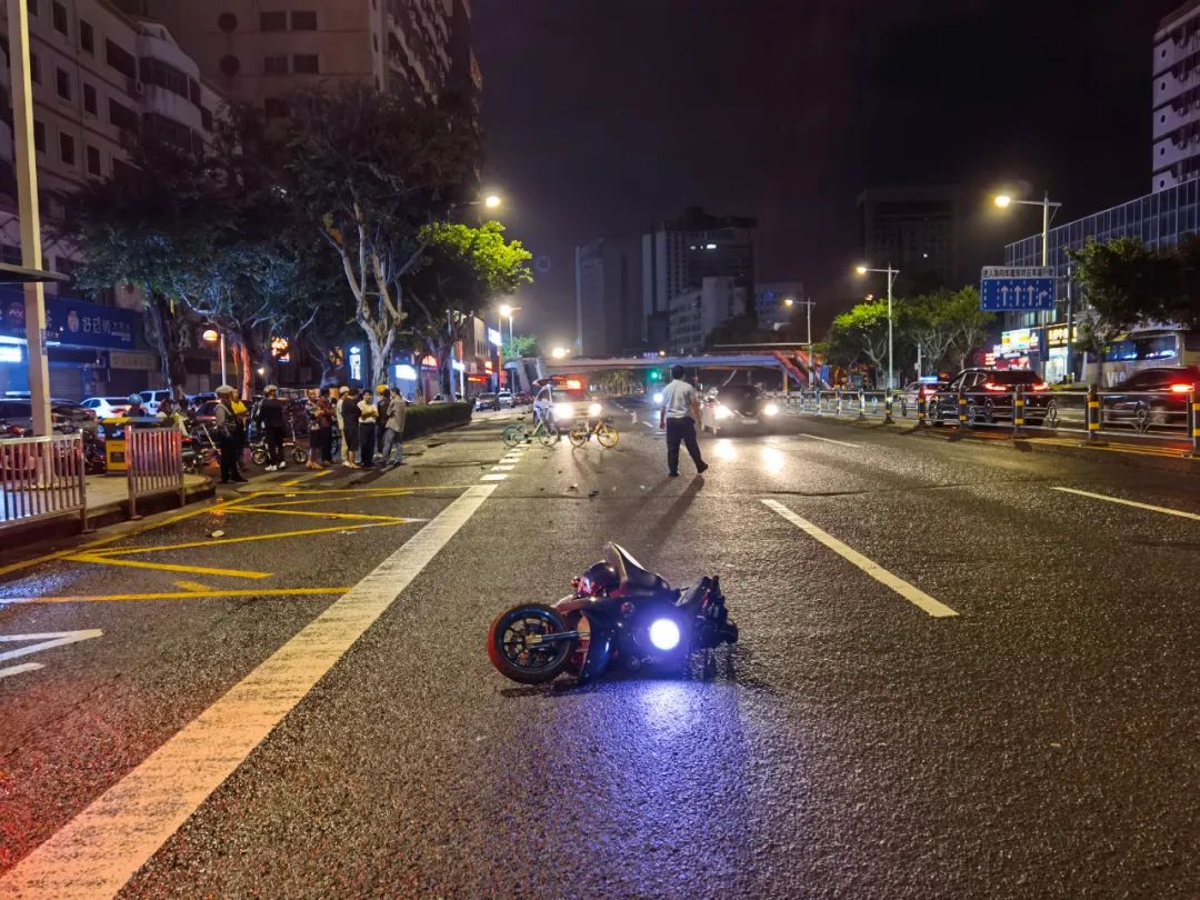 环岛高速塌方路段恢复通行休闲区蓝鸢梦想 - Www.slyday.coM