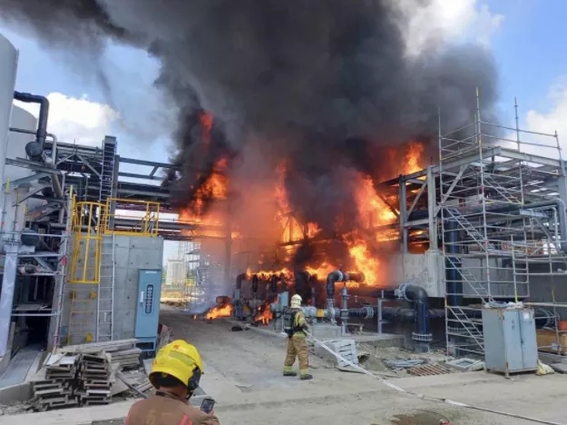 消防员到厂区起火现场扑救。 图自台湾“中时新闻网”