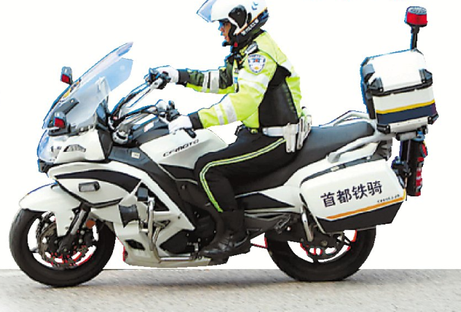 北京市民对这些骑着摩托车穿梭于大街小巷的交通民警越来越熟悉,"铁骑