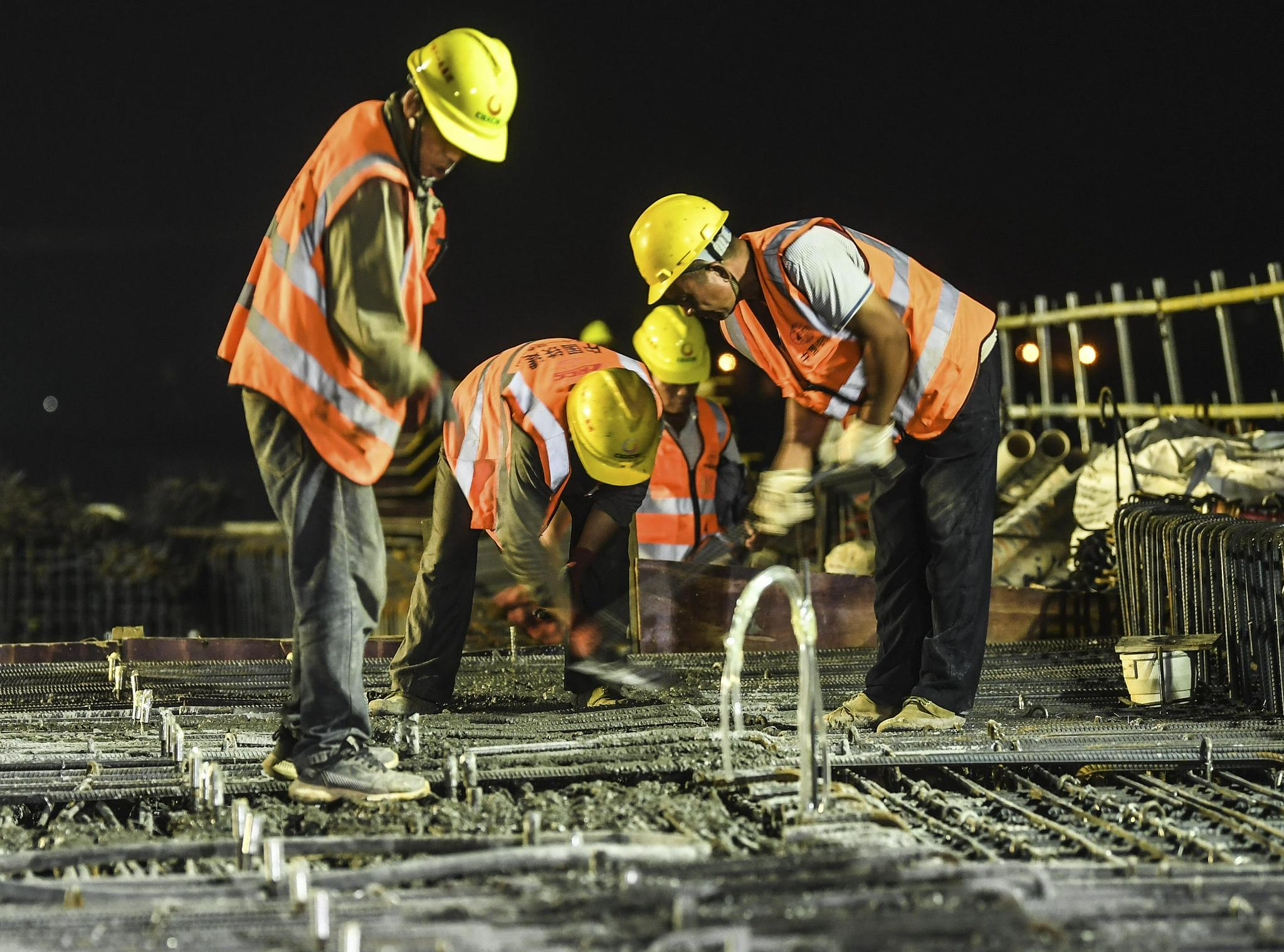 夜访高铁建设者