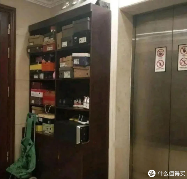 走廊放鞋柜常见，但还是第一次见这么和睦相处，你觉得这样好吗？休闲区蓝鸢梦想 - Www.slyday.coM