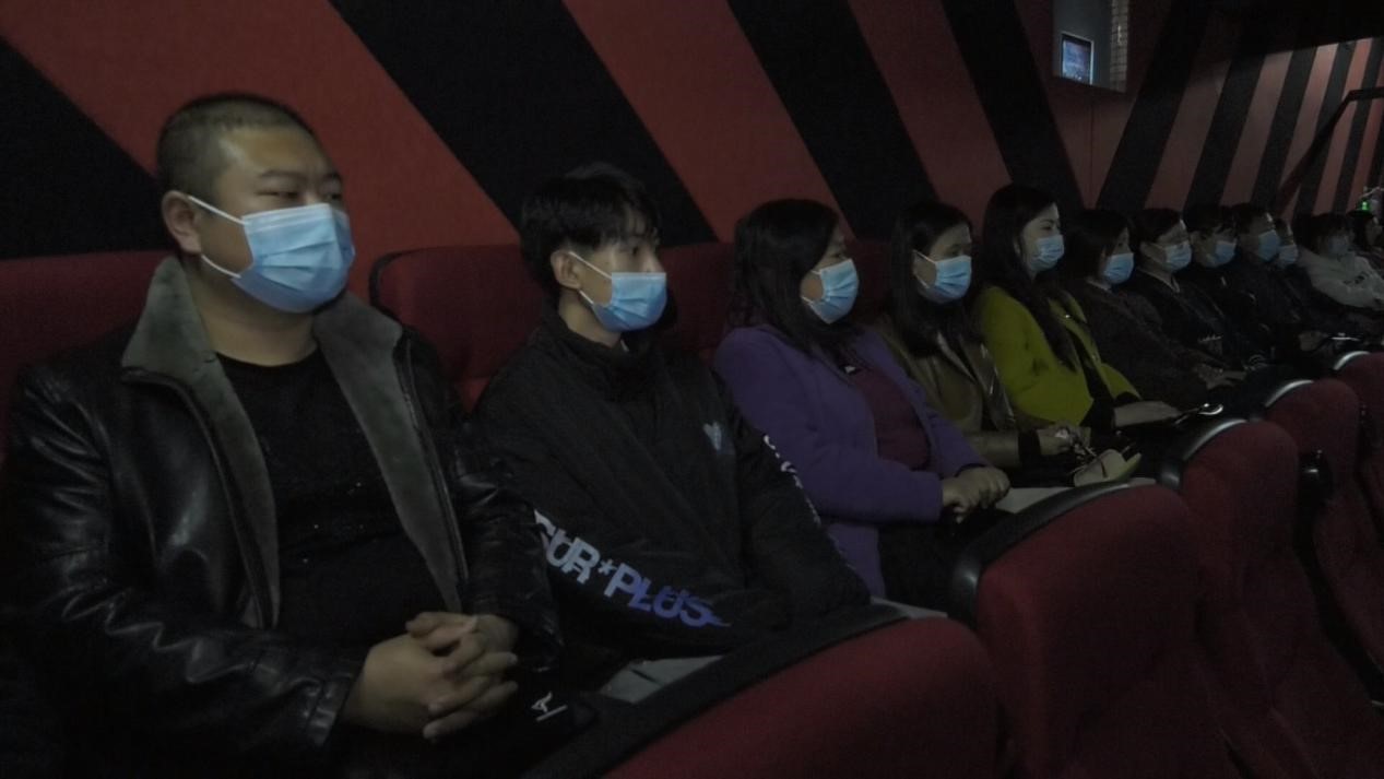各党员干部正在观看电影。呼玛县委宣传部 供图