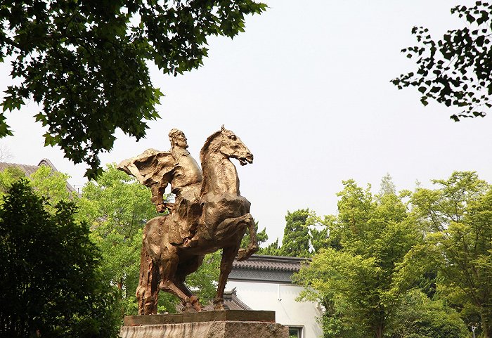 骑马的明太祖朱元璋铜像雕塑。图片来源：图虫