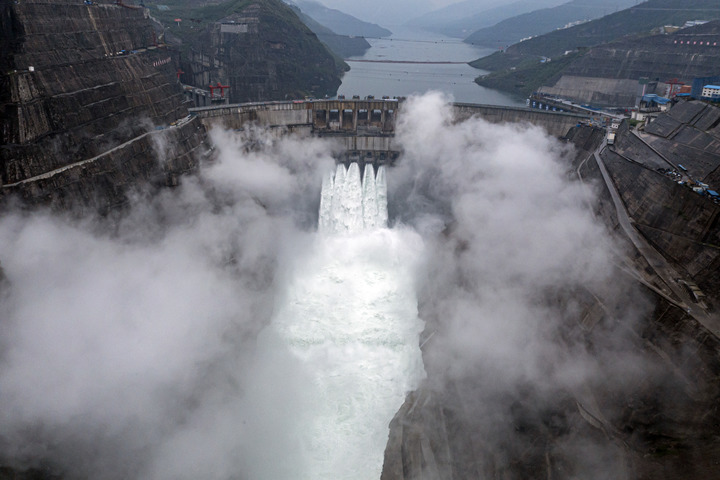 投产发电中的白鹤滩水电站（无人机照片）。新华社记者 江文耀 摄