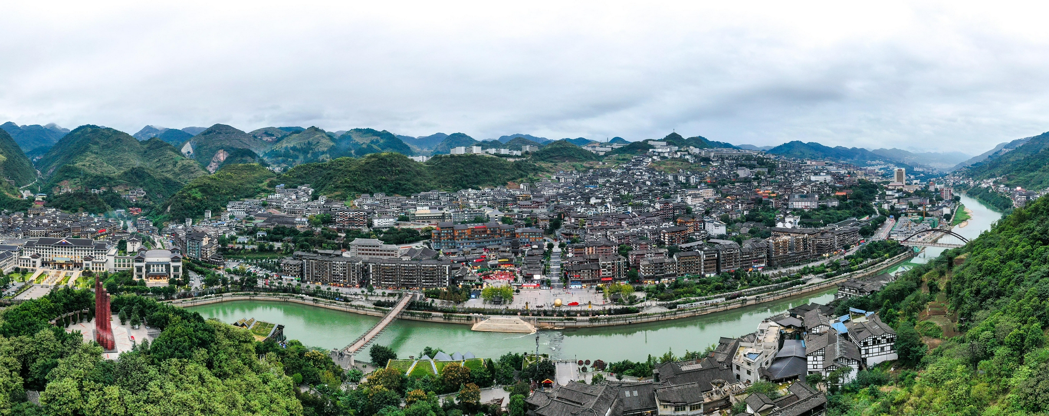 这是贵州省仁怀市茅台镇(2021年10月13日摄,无人机照片).