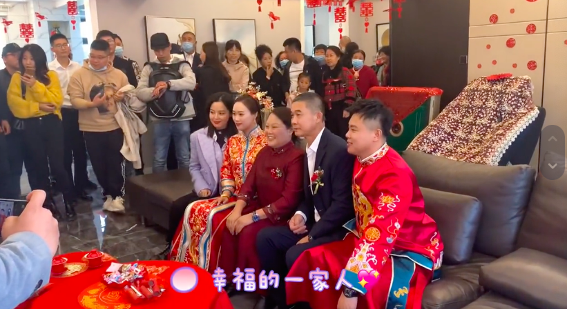 辛芷蕾回老家参加亲弟婚礼打扮低调与新娘热聊