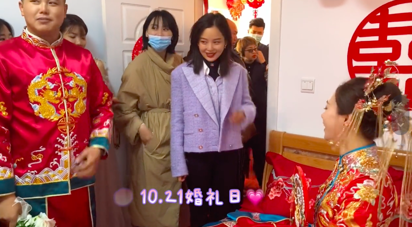 辛芷蕾回老家参加亲弟婚礼打扮低调与新娘热聊