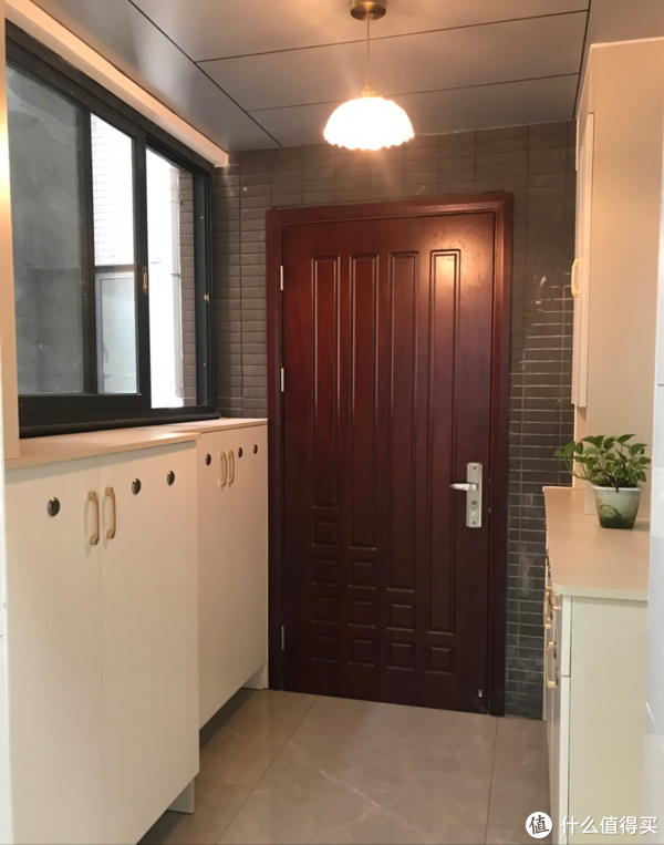 走廊放鞋柜常见，但还是第一次见这么和睦相处，你觉得这样好吗？休闲区蓝鸢梦想 - Www.slyday.coM