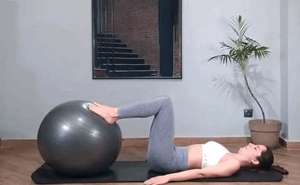 9个超级虐腹的瑜伽球动作想练出马甲线一定不要错过