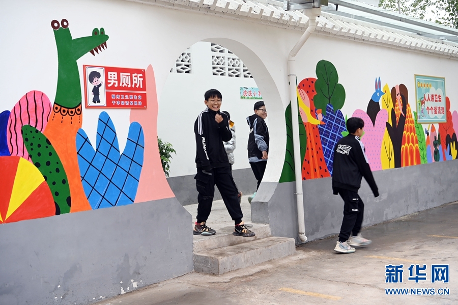 在校园厕所墙体上创作了"动物王国"主题墙绘