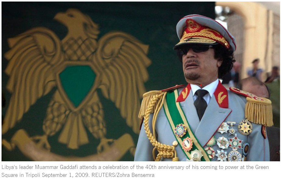 2009年9月1日，卡扎菲出席庆祝他执政40年的活动。社交媒体截图