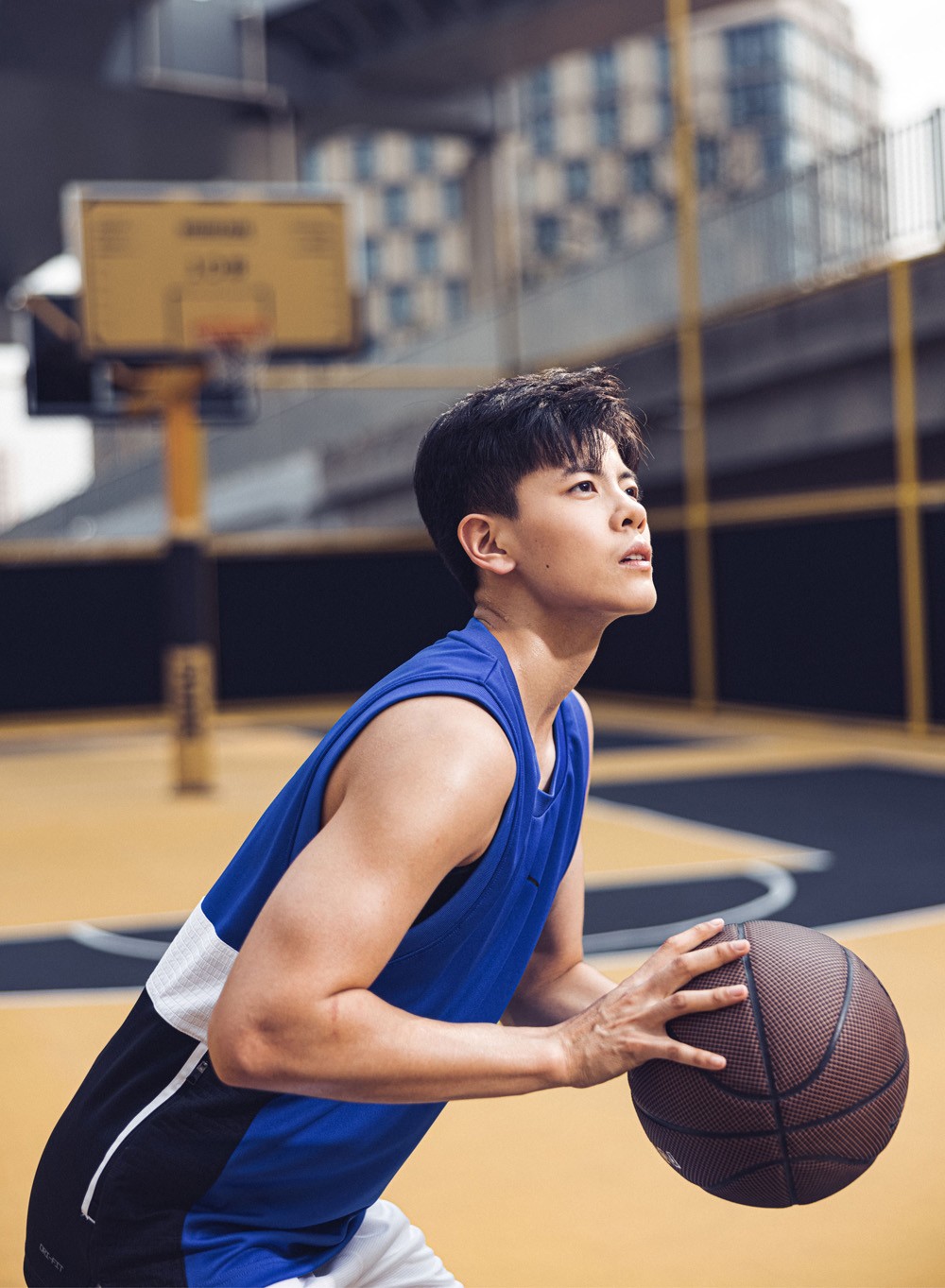 因为对篮球的热爱,杨舒予还是一位不折不扣的球鞋爱好者.