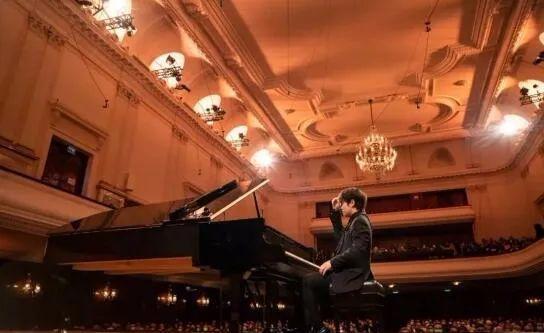 17岁中国少年，用一堆火车票换来了“钢琴界奥运会”入场券休闲区蓝鸢梦想 - Www.slyday.coM