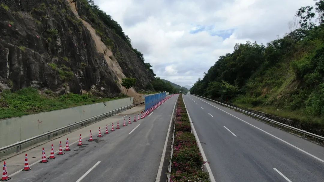 环岛高速塌方路段恢复通行休闲区蓝鸢梦想 - Www.slyday.coM