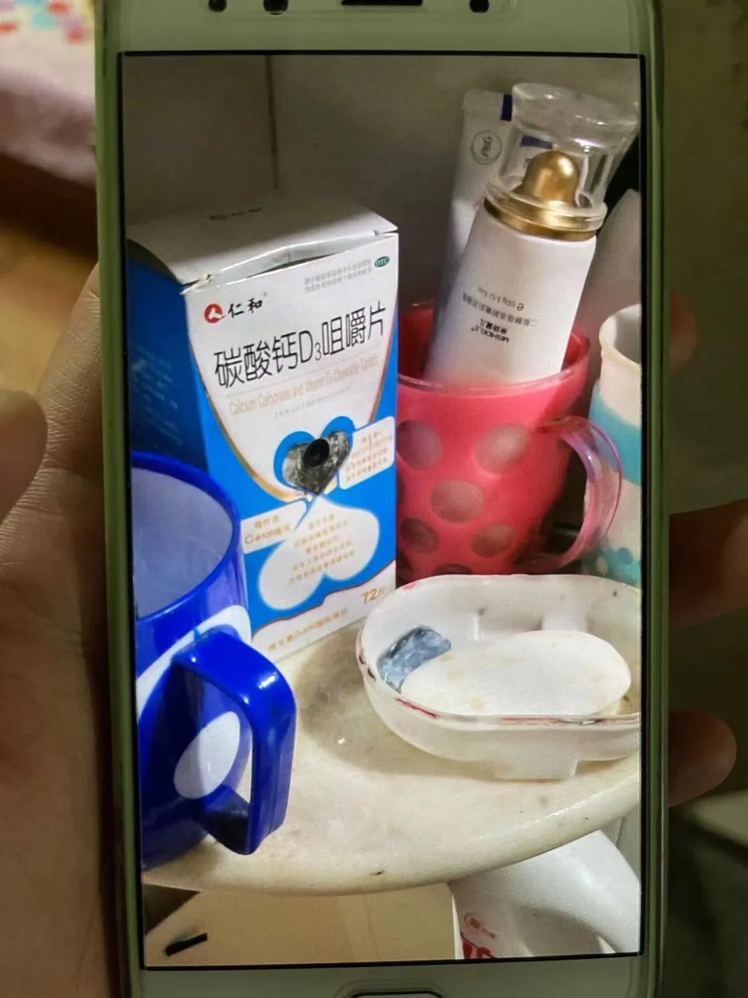 女子住酒店发现摄像头，换一间房竟还有！偷拍太猖狂，该咋防？休闲区蓝鸢梦想 - Www.slyday.coM