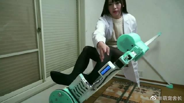 日本妹子亲身实验捆包机的效果,危险操作不要模仿