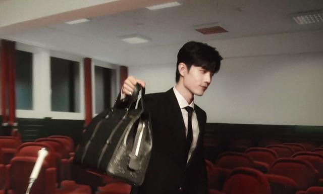 正式官宣!肖战拿下第三个海外高奢,携手Gucci开启时尚之旅休闲区蓝鸢梦想 - Www.slyday.coM