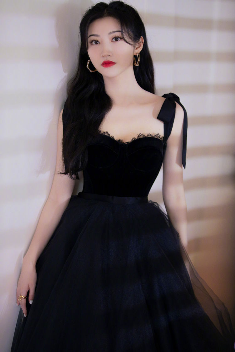 一袭薄纱吊带裙宛若公主,满满的高级感|薄纱|景甜|富贵花_新浪新闻