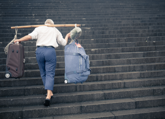 10年过去,父亲扛了4万包货,扛出一套房|冉光辉|父子|父亲_新浪新闻