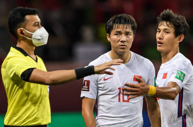 国足世预赛遇两大偏哨！一人送西亚队2点球，一人曾无视恶意犯规休闲区蓝鸢梦想 - Www.slyday.coM