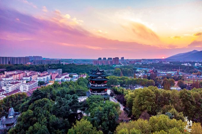 南京浦口凤凰山公园风景秀丽在这里可以俯揽城市绝美风光