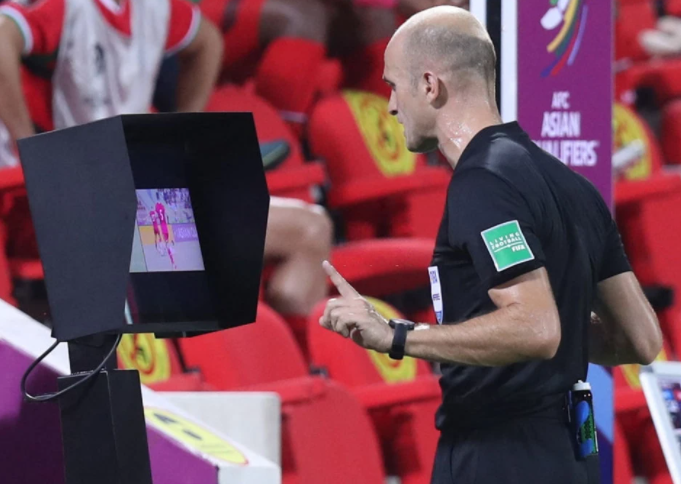 国足世预赛遇两大偏哨！一人送西亚队2点球，一人曾无视恶意犯规休闲区蓝鸢梦想 - Www.slyday.coM