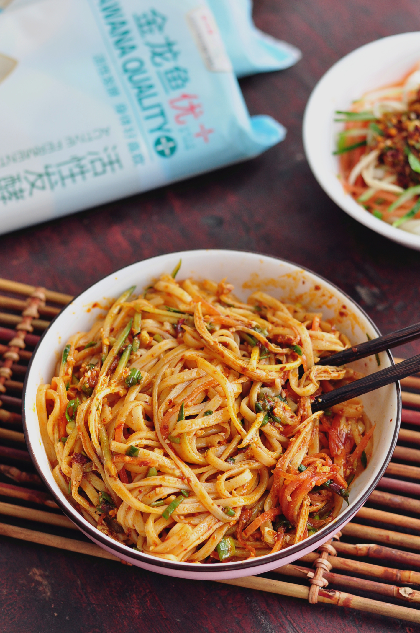 在家不知道吃什么试试这道低脂开胃的鸡丝凉面真开胃