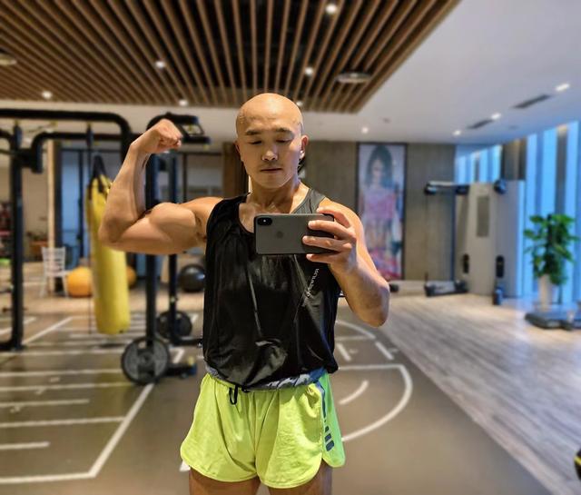 应该是和陪练实战被拳套打伤的,而且一龙目前的身体线条很完美,肌肉