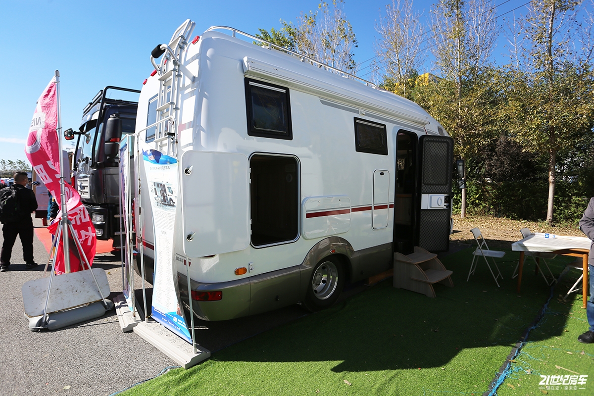 全承载格栅结构车身流线型大额头还能变阳台富士日产房车