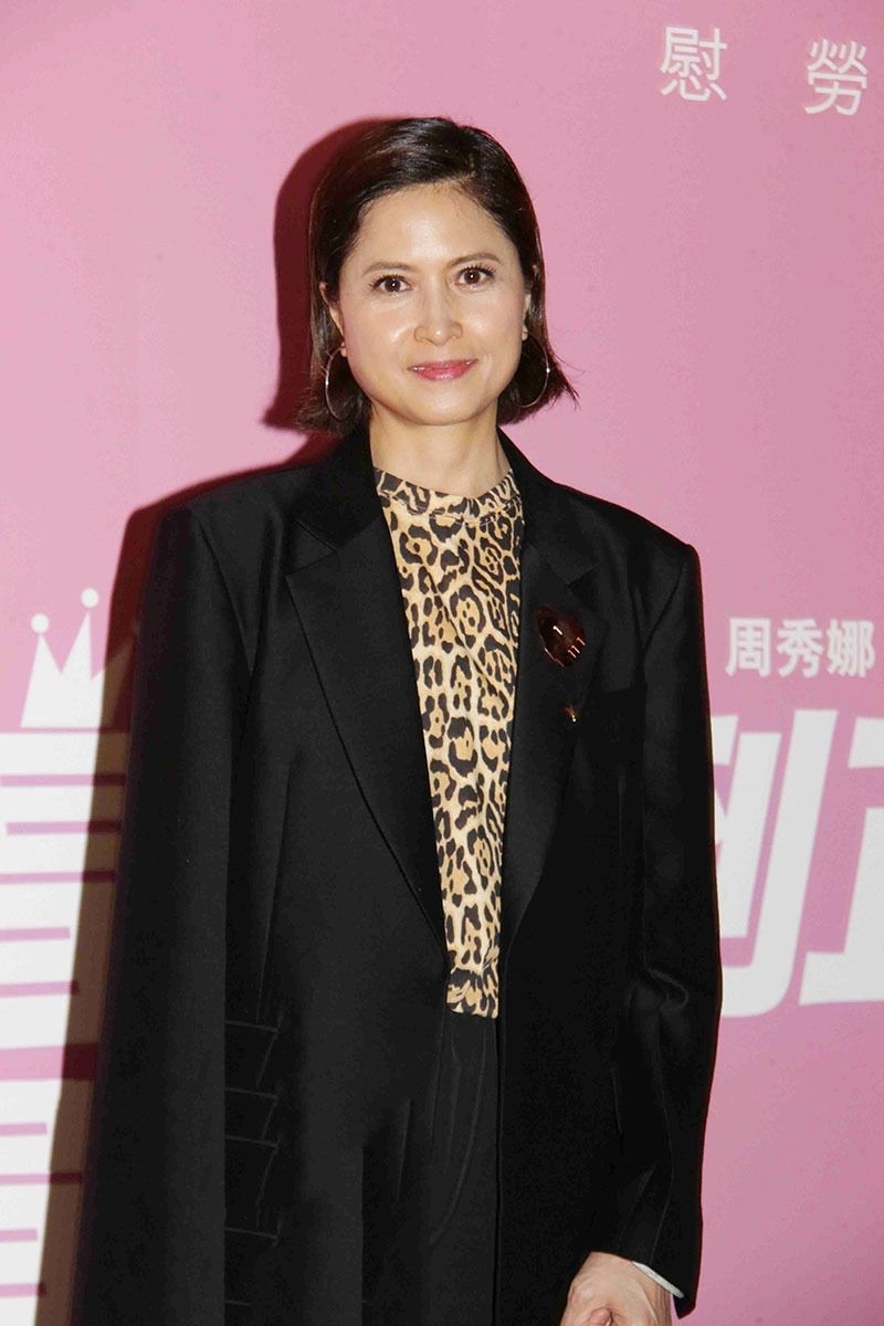 56岁邵美琪老得挺真实瘦脱相的她穿一身黑看似简单却很上档次