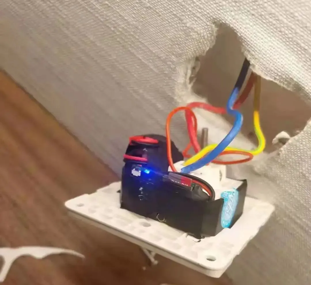 女子住酒店发现摄像头，换一间房竟还有！偷拍太猖狂，该咋防？休闲区蓝鸢梦想 - Www.slyday.coM