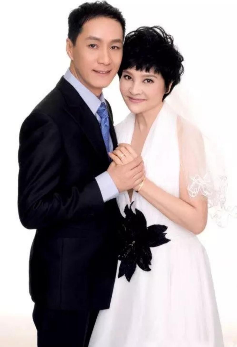 冯远征与大8岁妻子同台,老年妆造型显憔悴,梁丹妮反倒像小姑娘|梁丹妮