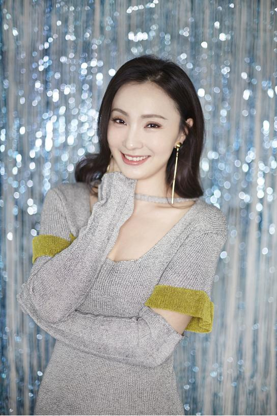 陶虹这么大岁数穿"无痕裙",勒得这么紧显出葫芦身材