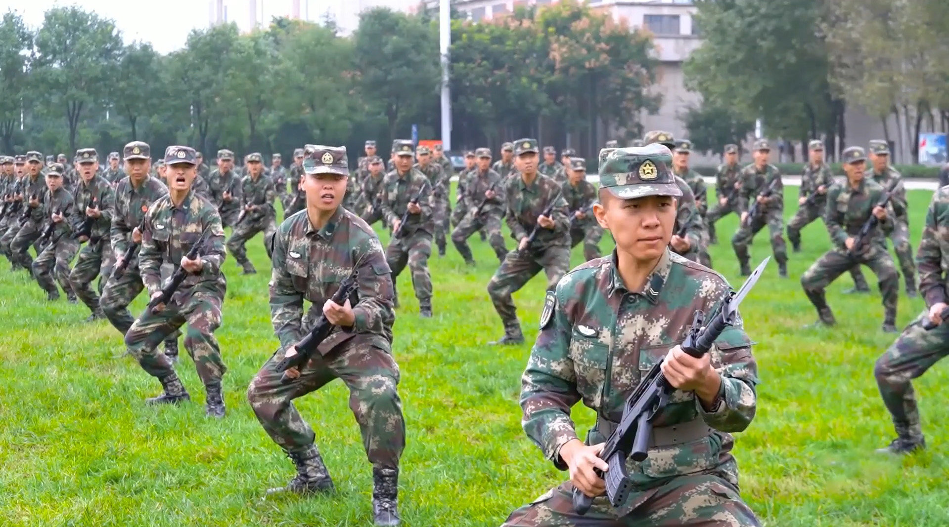 火箭军工程大学千人刺杀操,点燃训练场!东风快递