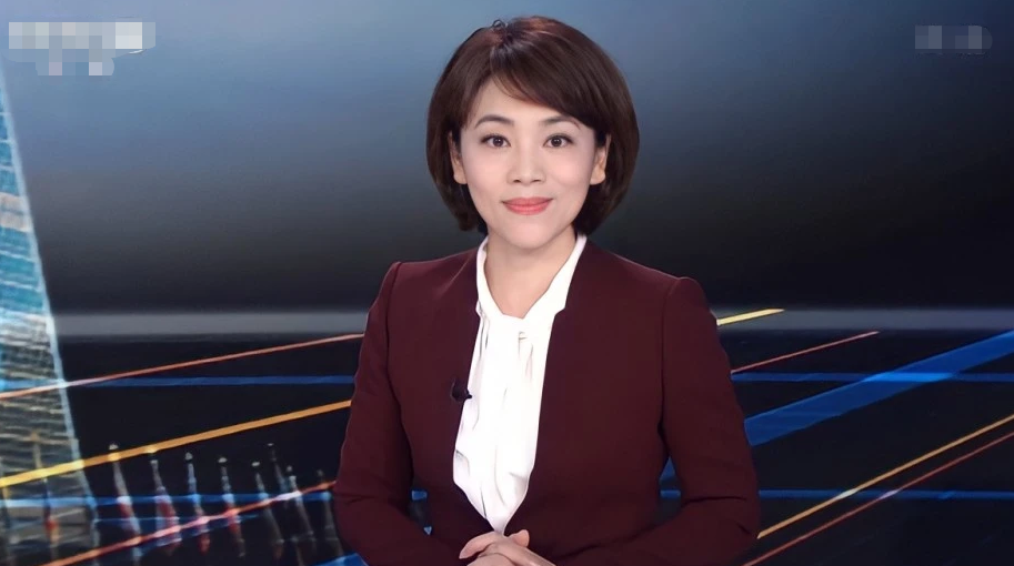 央视主持劳春燕庆49岁生日素颜出镜面容消瘦打扮休闲似少女