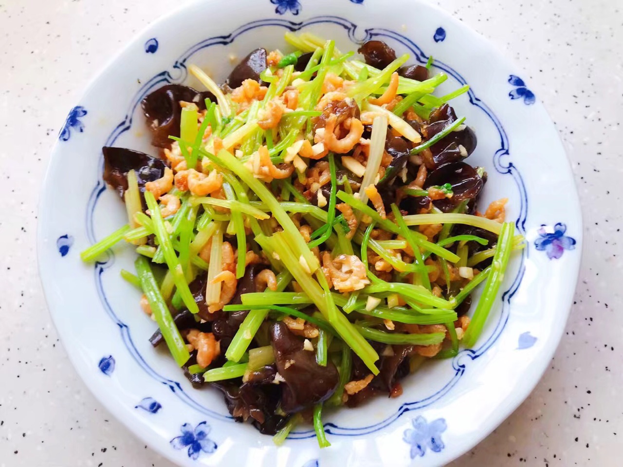 海米木耳搭配香芹,拌一拌就上桌,开胃爽口,大人孩子都爱吃|海米|木耳