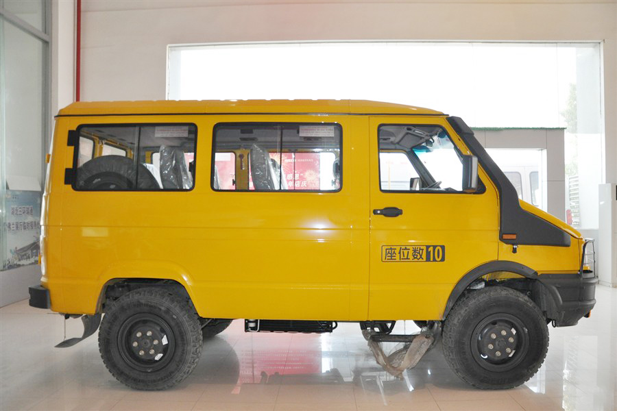 新款依维柯ouba上市10座14座都有28t柴油四驱3396万起