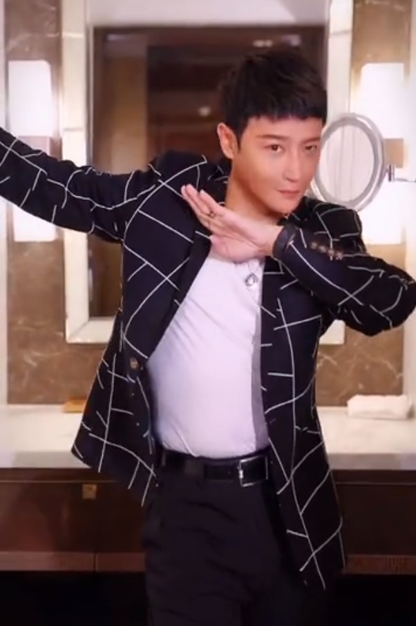 陈志朋瘦身效果好显著穿西装阳光帅气身材可媲美小鲜肉