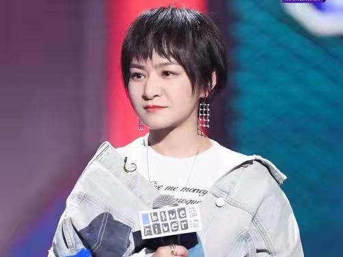 离婚之后的思文远离了脱口秀的舞台杨笠成为新的脱口秀女王
