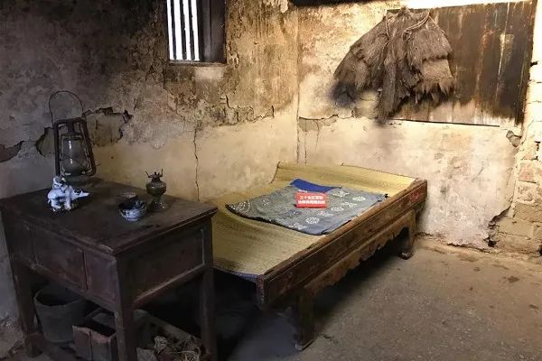 △三名女红军与徐解秀同住的老屋与小床