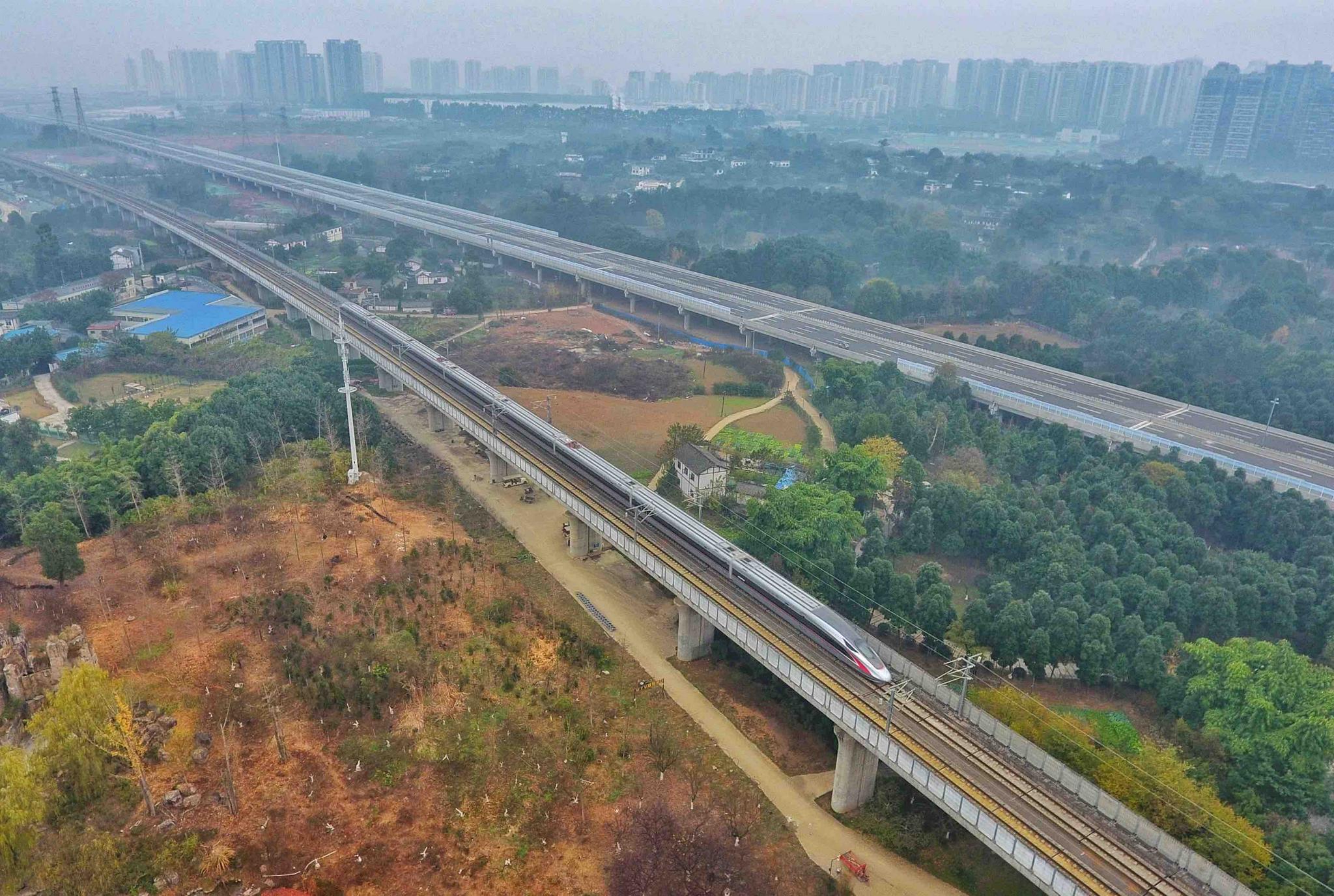 ▲“复兴号”高铁列车从成都东站出发开往重庆沙坪坝。新华社记者 刘坤 摄