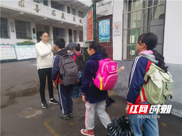 谭敏：用心呵护，当好每一个留守儿童的“校妈妈”