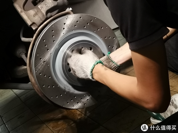 图片记录一下奔驰gle更换耐磨士刹车盘过程
