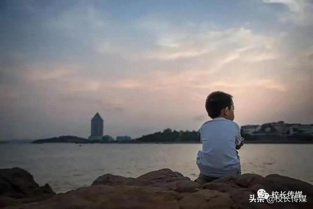 女孩用钢丝球帮爸爸洗车：不敢犯错的孩子赢不了未来休闲区蓝鸢梦想 - Www.slyday.coM