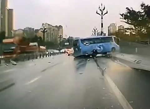 成都一大巴车突然冲下桥！警方回应休闲区蓝鸢梦想 - Www.slyday.coM
